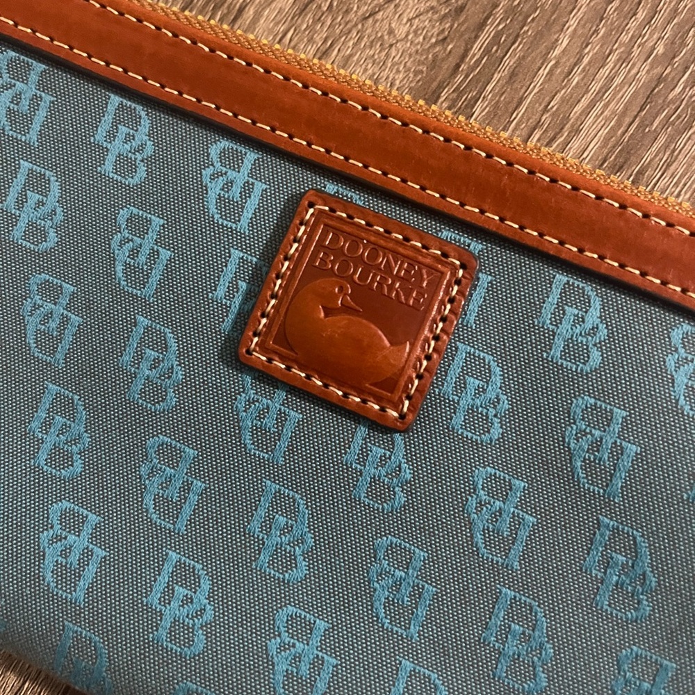 Stunning Dooney & Bourke wristlet - Picture 2 of 6